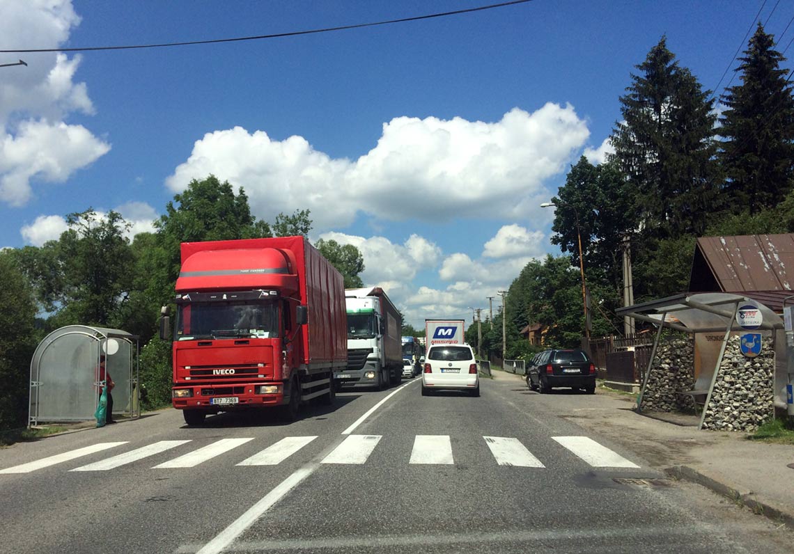 Cestu do R cez Svrinovec po nehode uzavreli pre nkladn dopravu