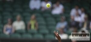 Serena Williamsová cez mečbal do finále dvojhry
