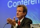 Kouchner smeruje do vojnovej zóny v KDR
