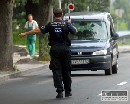Policajta nabral na kapotu auta