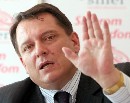 Znížme si platy, navrhol politikom Paroubek