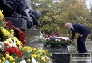 Biden sa poklonil pamiatke židovských bojovníkov vo Varšave