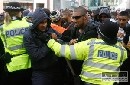 Ostré zrážky medzi odporcami a sympatizantmi prisťahovalcov