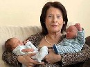 Žena, ktorá porodila dvojičky vo veku 67 rokov, zomrela