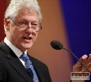 Clinton príde do Kosova odhaliť sochu samého seba