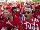 Masové protesty v Thajsku pokračujú, premiér neodstúpi