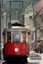 Na Račianskej ulici v Bratislave sa zrazila električka s autom