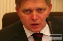 Premiér chce stavať pamätníky holokaustu pri školách