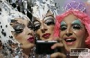 Za práva homosexuálov pochodovalo vo Viedni stotisíc ľudí