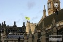 Aktivisti z Greenpeace nocujú na streche britského parlamentu