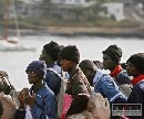 Talianska pobrežná stráž zadržala takmer tristo migrantov