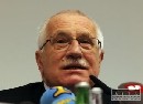 Klaus Lukašenkovi ruku podať nemieni