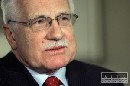 Klaus dokončil českú ratifikáciu tribunálu pre vojnové zločiny