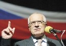 Prieskumy týkajúce sa Klausa a Lisabonskej zmluvy sa líšia