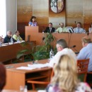 Poslanci v adci si utiahli vlastn opasky