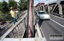 Starý most v Bratislave v roku 2009 len pre MHD, peších a cyklistov