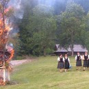 Jnske zvyky na Kysuciach: Plenie svtojnskych ohov v nedeu v skanzene vo Vychylovke