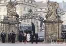 Obama už reční, pred hradom mu tlieskajú mu tisíce