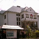 Kysuckí hasiči bojujú s požiarom v obci Oščadnica