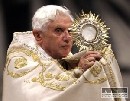 Pápež Benedikt XVI. je po páde v nemocnici