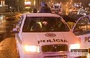 Policajti demonštrantom kľačali na hlave, pichali im prsty do očí