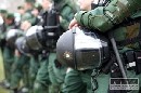 Dav toil kamemi na policajtov, predviedli 22 ud