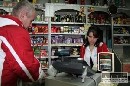 Pekné predavačky odstrašujú zákazníčky, tvrdia vedci