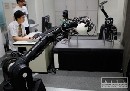 Vedci vyvinuli robotickú ruku, ovláda sa mysľou