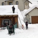 Video: V Snenici odpratvaj sneh z ulc i zo striech, pretoe me lma strechy