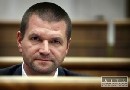 Štefanov ostáva vo vláde, nástenkový tender zatiaľ ustál