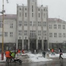 Priestor pred Mestským úradom v Čadci upratovalo 12 pracovníkov