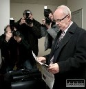 Svedok pred pojednávaním s Vladimírom W. napadol novinára