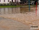 V Nemcovciach po búrke voda a bahno zaplavili pivnice domov