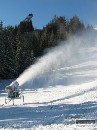 V lyžiarskom stredisku Plejsy, Tatranskej Lomnici a Nízkych Tatrách začali zasnežovať