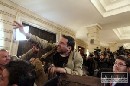 Prepustili novinra, ktor hodil po Bushovi topnky