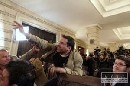 Zajd, ktor hodil do Busha topnky, poiada o azyl, uviedol prvnik