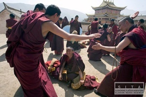 Tibetského mnícha zatkli, pretože stiahol čínsku zástavu