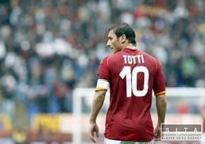 Totti zrejme nenastúpi proti Fulhamu, má problémy s kolenom
