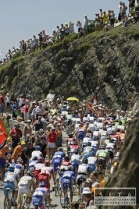 Na Tour de France dnes bez vysielačiek, tímy protestujú