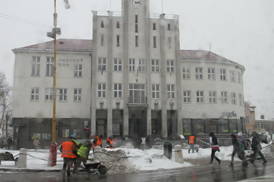 Priestor pred Mestským úradom v Čadci upratovalo 12 pracovníkov