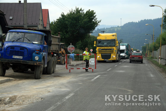 Polícia upozorňuje na čiastočnú uzávierku cesty I/11 v Čadci z dôvodu opravy vozovky