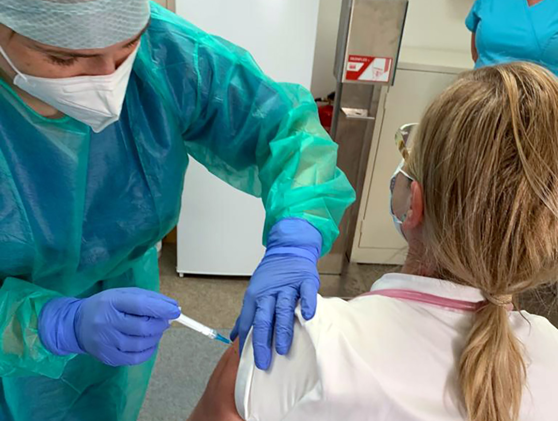 Krajské nemocnice zaočkovali počas prvých dní takmer 1600 pracovníkov v zdravotníctve