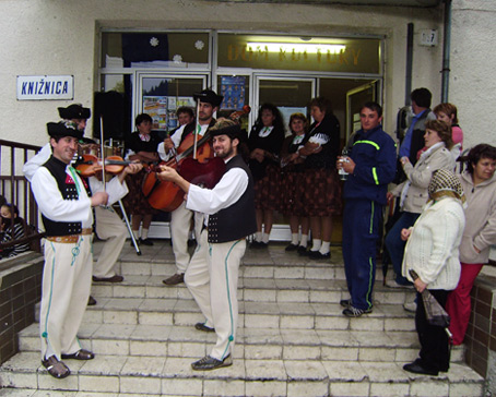 Váľanie mája v Novej Bystrici 2009