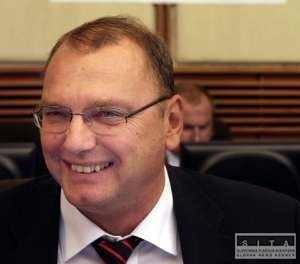 Vážny tvrdí, že záujmy finančných skupín nepretláča