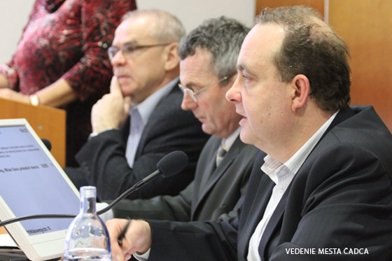 Nereálny rozpočet Čadce si vybral daň v podobe škrtov, mzdovú položku opäť prekročili o 49 000 €