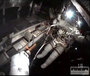 Astronauti museli skrátiť tretí výstup do otvoreného vesmíru