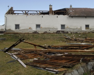 Muža v ČR zabila strecha, ktorú strhol vietor
