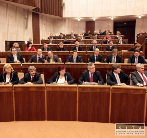 Dnes vlda rokuje o odkodnen po vbuchu v Handlovej a rmskej kriminalite