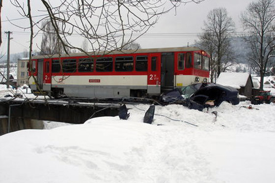 Pri zrke vlaku a osobnho auta vo Vysokej nad Kysucou zahynula ena, vodi je vne zranen