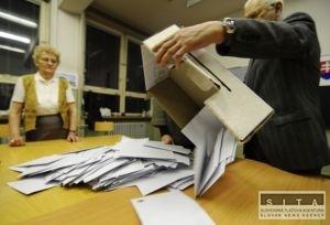 Pokojné a bez trestných činov bolo 1. kolo volieb prezidenta